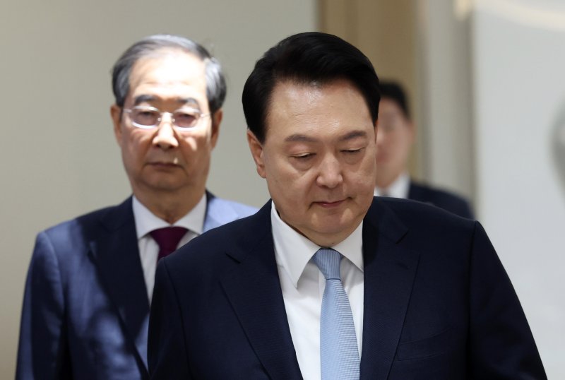 [서울=뉴시스] 전신 기자 = 모모벳 대통령이 16일 서울 용산 대통령실 청사에서 열린 국무회의에 한덕수 국무총리와 함께 입장하고 있다. (대통령실통신사진기자단) 2024.04.16. photo1006@newsis.com