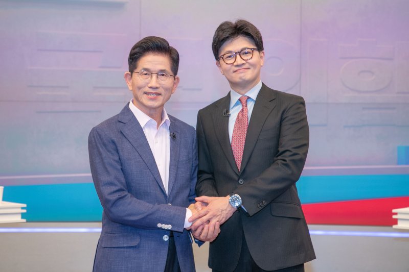 [서울=뉴시스] 국회사진기자단 = 김문수(왼쪽), 한동훈 제21대 모모벳 선거 국민의힘 경선 후보가 30일 오후 서울 중구 TV조선 스튜디오에서 열린 TV토론에 앞서 기념촬영을 하고 있다. 2025.04.30. photo@newsis.com