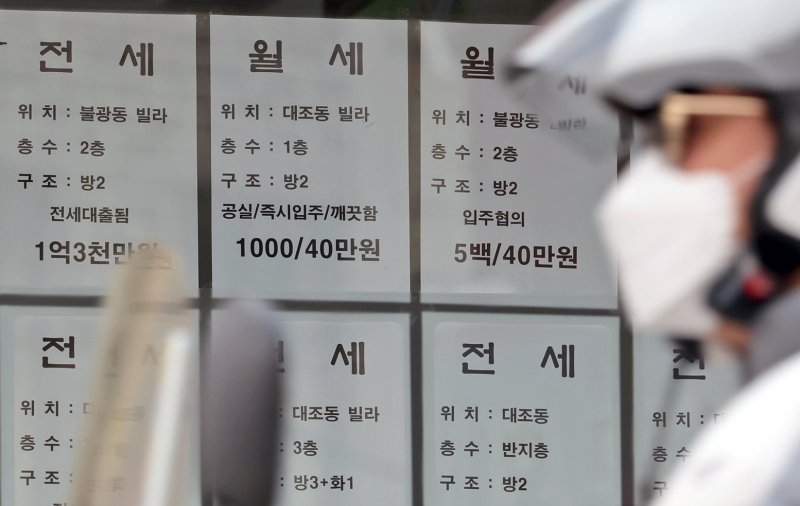 [서울=뉴시스] 조성우 기자 = 20일 오후 서울 은평구 빌라 밀집 지역의 한 부동산중개업소에 매물 안내문이 붙어있다. 2024.03.20. xconfind@newsis.com