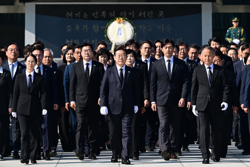 [서울=에볼루션 바카라 무료] 조성우 기자 = 이재명 더불어민주당 제21대 대통령 선거 후보와 당 지도부가 28일 서울 동작구 국립서울현충원 현충탑을 찾아 참배 후 대통령 묘소로 향하고 있다. (공동취재) 2025.04.28. photo@newsis.com