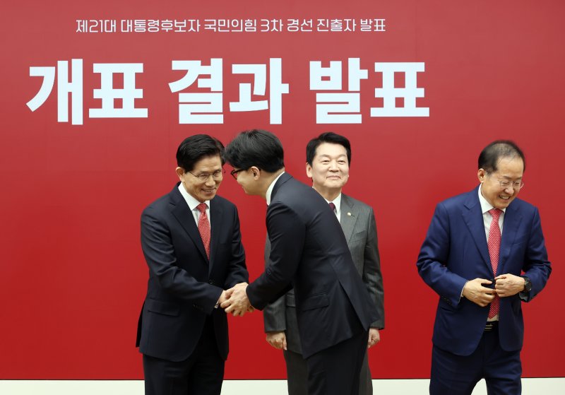 [서울=에볼루션 바카라 무료] 고승민 기자 = 29일 서울 여의도 국민의힘 당사에서 열린 제21대 대통령 후보자 국민의힘 3차 경선 진출자 발표 행사에서 결과 발표 후 후보들이 인사를 나누고 있다. 2025.04.29. kkssmm99@newsis.com