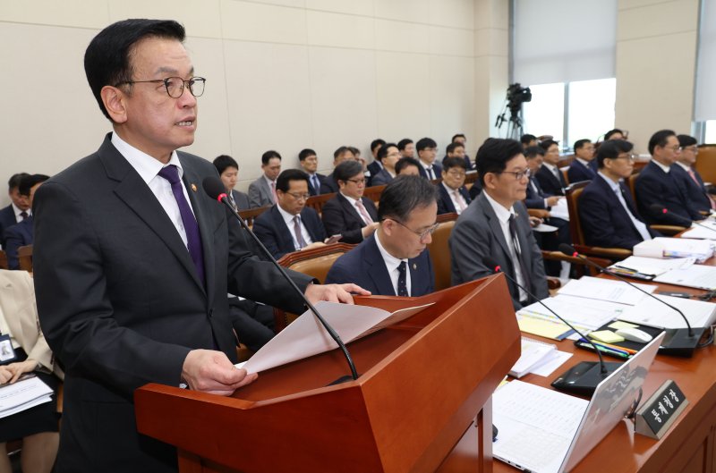[서울=에볼루션 바카라 무료] 조성봉 기자 = 최상목 경제부총리 겸 기획재정부 장관이 30일 오전 서울 여의도 국회에서 열린 기획재정위원회 전체회의에서 현안 보고를 하고 있다. 2025.04.30. suncho21@newsis.com