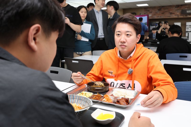 [고양=에볼루션 바카라 무료] 권창회 기자 = 이준석 개혁신당 제21대 대통령 선거 후보가 29일 경기 고양시 한국항공대학교를 찾아 학식을 먹으며 학생들과 대화하고 있다. 2025.04.29. kch0523@newsis.com