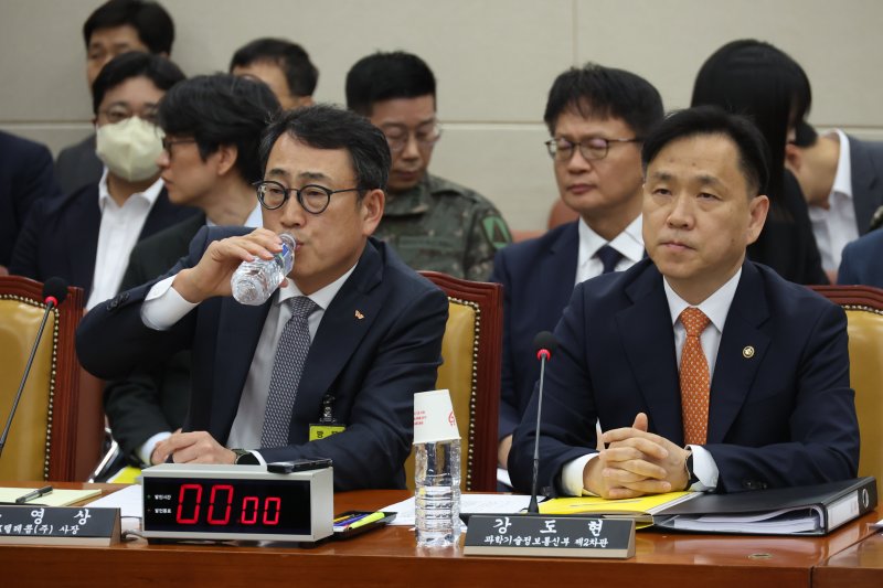 [서울=에볼루션 바카라 무료] 고승민 기자 = 유영상 SKT 사장이 30일 서울 여의도 국회에서 열린 과학기술방송정보통신위원회 전체회의에서 물을 마시고 있다. 2025.04.30. kkssmm99@newsis.com
