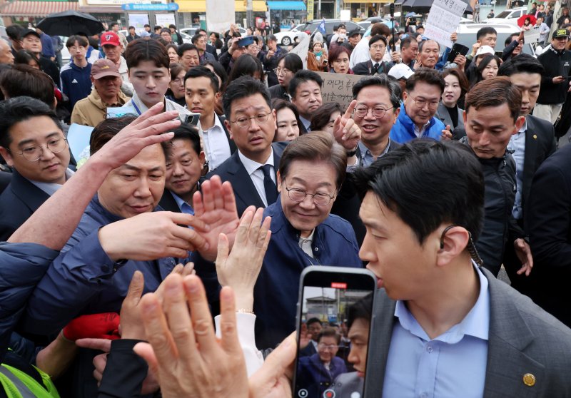 [연천=에볼루션 바카라 무료] 조성우 기자 = 골목골목 경청투어에 나선 이재명 더불어민주당 대선후보가 1일 오후 경기도 연천군 전곡읍 인근에서 시민들과 인사하고 있다. 2025.05.01. xconfind@newsis.com