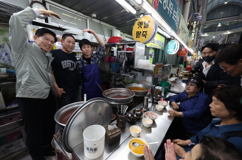 [대전=에볼루션 바카라 무료] 고승민 기자 = 김문수 국민의힘 대선 경선 후보가 1일 대전중앙시장을 방문, 상인들과 기념촬영을 하고 있다. 2025.05.01. kkssmm99@newsis.com