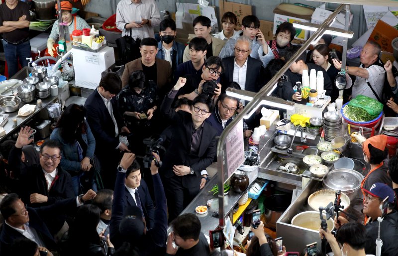 [대구=에볼루션 바카라 무료] 이무열 기자 = 한동훈 제21대 대통령 선거 국민의힘 경선 후보가 1일 대구 중구 서문시장을 찾아 지지자들에게 인사하고 있다. 2025.05.01. lmy@newsis.com