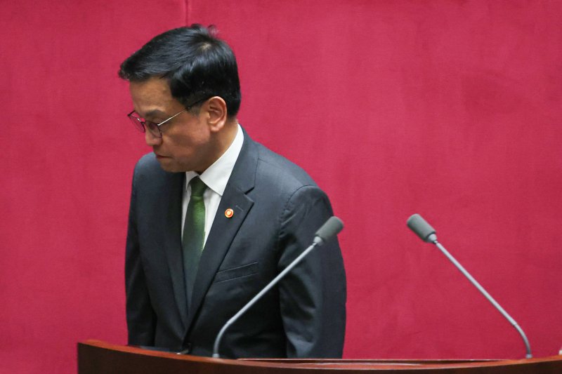 [서울=에볼루션 바카라 무료] 권창회 기자 = 1일 서울 여의도 국회에서 열린 제424회 국회(임시회) 제7차 본회의에서 2025년도 제1회 추가경정예산안이 통과된 뒤 최상목 경제부총리 겸 기획재정부 장관이 감사인사말을 마치고 이석하고 있다. 2025.05.01. kch0523@newsis.com