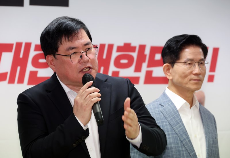 [서울=에볼루션 바카라 무료] 고승민 기자 = 유동규 전 성남도시개발공사 기획본부장이 2일 서울 여의도 김문수 국민의힘 대선 경선 후보 캠프에서 김 후보 지지 발언을 하고 있다. 2025.05.02. kkssmm99@newsis.com