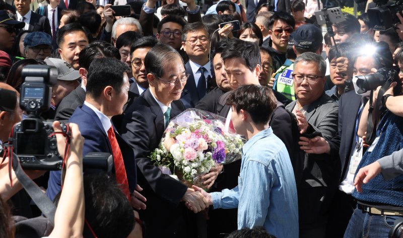 [서울=에볼루션 바카라 무료] 조성봉 기자 = 한덕수 전 국무총리가 2일 오전 서울 여의도 국회 소통관에서 대선출마 선언 기자회견을 마치고 지지자에게 꽃다발을 받고 있다. 2025.05.02. suncho21@newsis.com