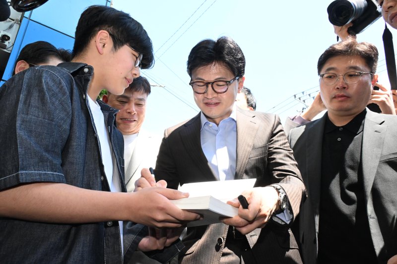 [창원=에볼루션 바카라 무료] 차용현 기자 = 2일 오전 경남 창원시 마산어시장을 방문한 한동훈 제21대 대통령 선거 국민의힘 경선 후보가 시민에게 사인을 해주고 있다. 2025.05.02.con@newsis.com