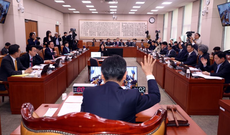 [서울=에볼루션 바카라 무료] 조성봉 기자 = 정청래 국회 법사위원장과 더불어민주당을 비롯한 의원들이 2일 오후 서울 여의도 국회에서 열린 법제사법위원회 전체회의에서 '대통령 당선시 재판정지' 형사소송법 개정안 소위 회부에 대해 거수로 찬성 표시를 하고 있다. 2025.05.02. suncho21@newsis.com
