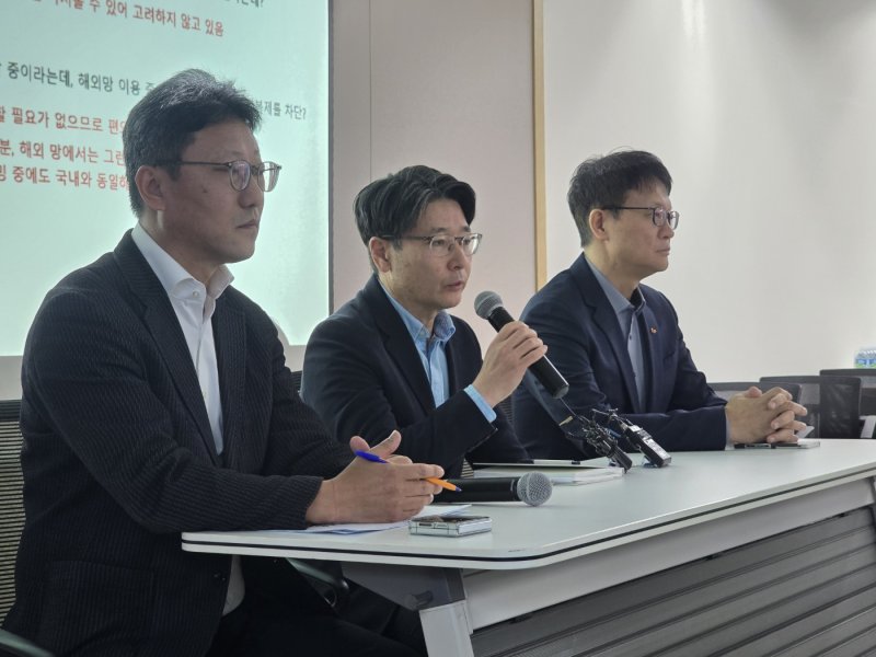 카지노게임텔레콤이 서울시 중구에 위치한 삼화빌딩에서 해킹 사고 이후 수습 과정에 대해서 설명하는 브리핑을 열었다. (왼쪽부터)김희섭 PR센터장, 임봉호 MNO사업부장, 류정환 네트워크인프라센터장. 뉴시스 제공