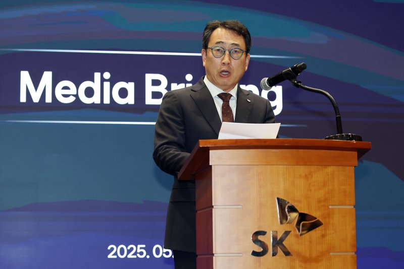 유영상 SK텔레콤 대표이사가 2일 오전 서울 중구 SK텔레콤 T타워에서 열린 사이버 침해 관련 일일 브리핑에서 유심(USIM) 정보 해킹 사고 대책을 설명하고 있다. 2025.5.2/뉴스1 ⓒ News1 오대일 기자