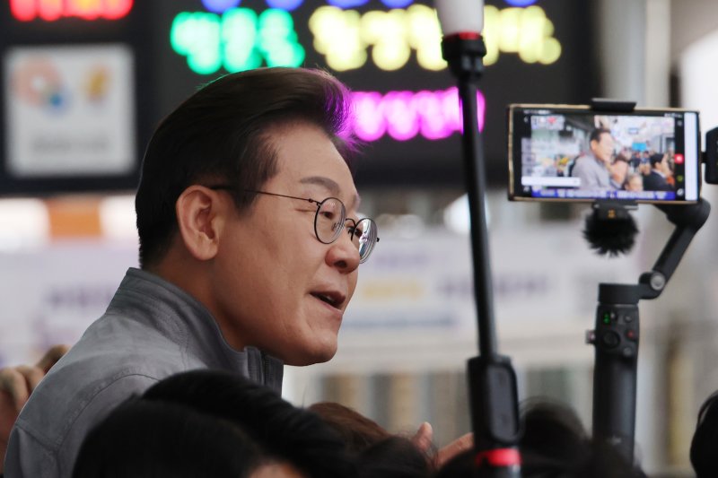 더불어민주당 이재명 토마스카지노 후보가 '골목골목 경청투어' 사흘째인 3일 강원도 양양군 양양시장에서 도민들에게 지지를 호소하고 있다. /사진=연합뉴스