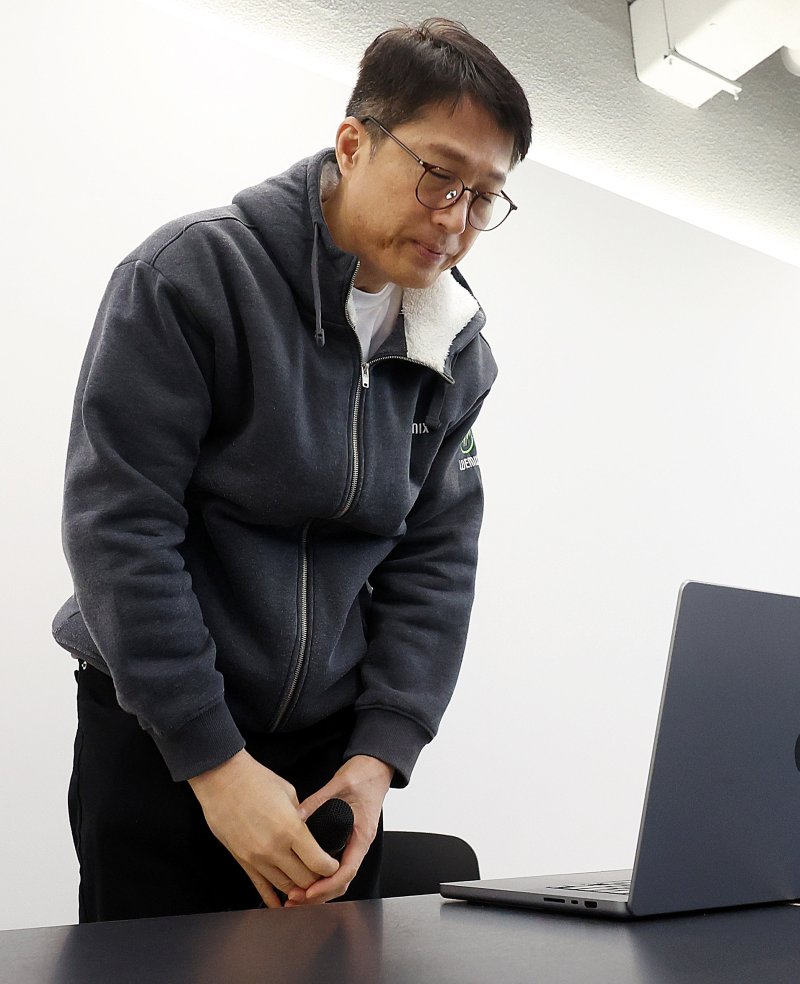 [성남=뉴시스] 추상철 기자 = 김석환 위믹스 재단 대표가 3일 오전 경기 성남시 판교 테크원타워에서 열린 '국내 가상자산 거래소의 위믹스 상장폐지 결정'과 관련 긴급 기자간담회에서 고개숙여 사과하고 있다. 2025.05.03. scchoo@newsis.com