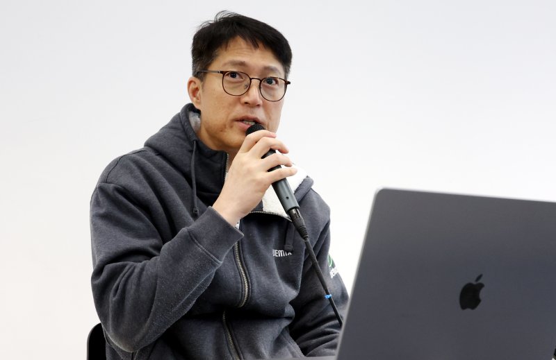 [성남=뉴시스] 추상철 기자 = 김석환 위믹스 재단 대표가 3일 오전 경기 성남시 판교 테크원타워에서 열린 '국내 가상자산 거래소의 위믹스 상장폐지 결정'과 관련 긴급 기자간담회에서 발언하고 있다. 2025.05.03. scchoo@newsis.com
