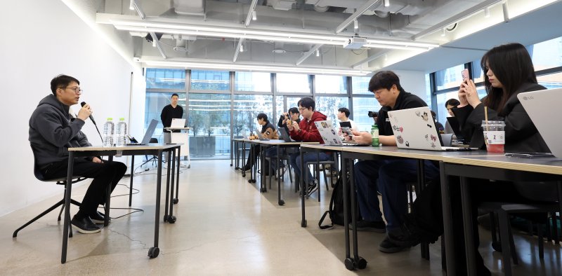 [성남=뉴시스] 추상철 기자 = 김석환 위믹스 재단 대표가 3일 오전 경기 성남시 판교 테크원타워에서 열린 '국내 가상자산 거래소의 위믹스 상장폐지 결정'과 관련 긴급 기자간담회에서 발언하고 있다. 2025.05.03. scchoo@newsis.com