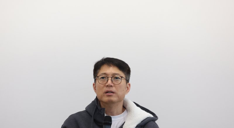 [성남=뉴시스] 추상철 기자 = 김석환 위믹스 재단 대표가 3일 오전 경기 성남시 판교 테크원타워에서 열린 '국내 가상자산 거래소의 위믹스 상장폐지 결정'과 관련 긴급 기자간담회에서 발언하고 있다. 2025.05.03. scchoo@newsis.com