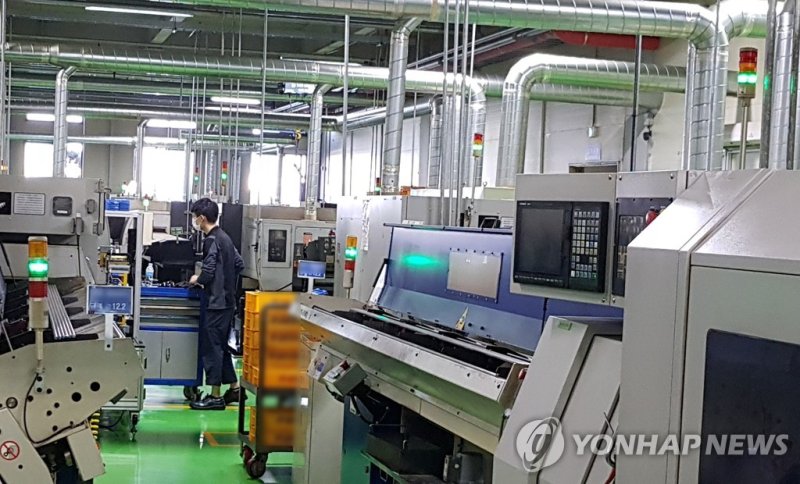 자동차 부품 공장의 근로자 (출처=연합뉴스)