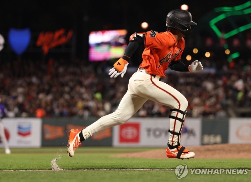 안타를 치고 1루로 달려가는 이정후 (출처=연합뉴스)