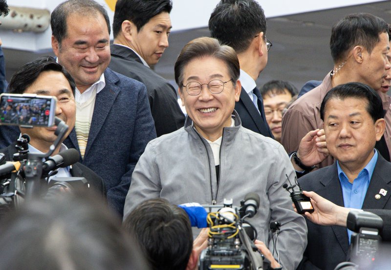 '골목골목 경청투어 : 동해안벨트편'에 나선 이재명 더불어민주당 대통령 후보가 3일 오전 강원 속초시 중앙로 속초관광수산시장에서 미소를 짓고 있다. 2025.5.3/뉴스1 ⓒ News1 이재명 기자