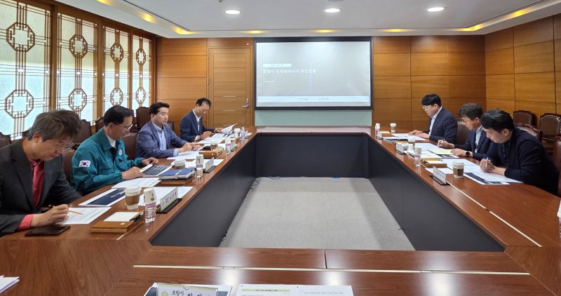 [포항=뉴시스] 송종욱 기자 = 크랩스 의원연구단체 '바람길'은 지난 2일 정책간담회를 열고 해상 풍력 단지 조성 방안을 논의했다. 사진은 정책간담회 모습. (사진=포항시의회 제공) 2025.05.03. photo@newsis.com