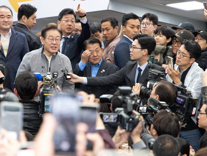 '골목골목 경청투어 : 동해안벨트편'에 나선 이재명 더불어민주당 대통령 후보가 3일 오전 강원 속초시 중앙로 속초관광수산시장에서 시민들을 향해 연설하고 있다. 2025.5.3/뉴스1 ⓒ News1 이재명 기자