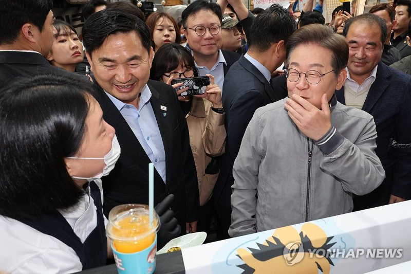 청년들이 개발한 '성게초콜릿' 맛보는 이재명 후보 (출처=연합뉴스)
