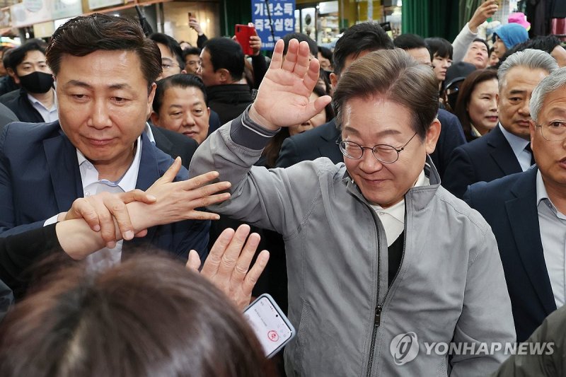 피습 모의 제보에 접촉 자제하는 이재명 후보 (출처=연합뉴스)