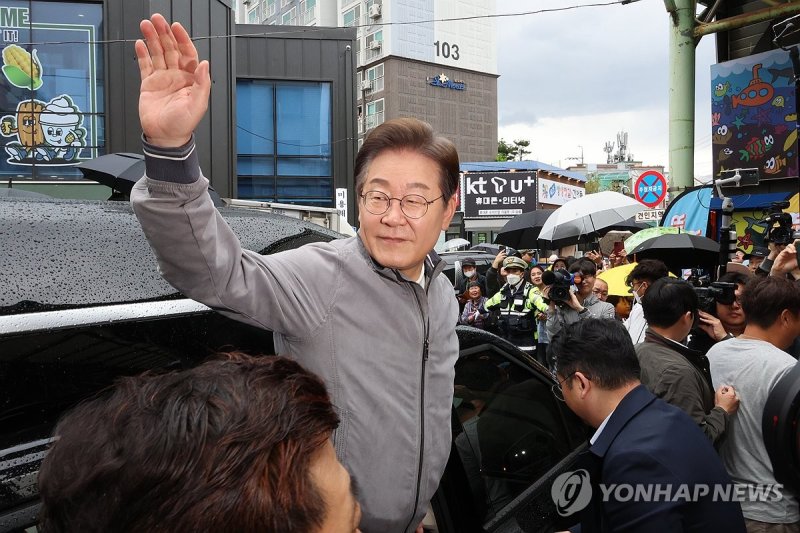 '험지' 속초에서 현장행보 이어기는 이재명 후보 (출처=연합뉴스)