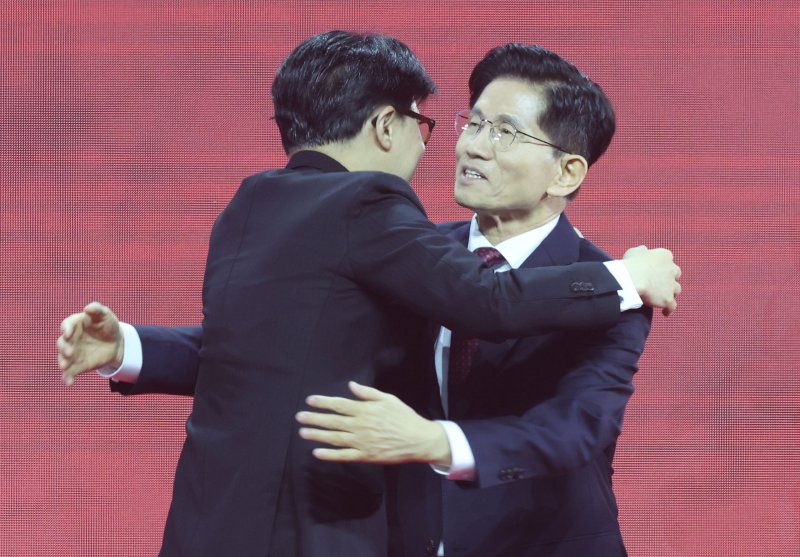 국민의힘 김문수(오른쪽), 한동훈 대선 경선 후보가 3일 경기 고양시 킨텍스에서 열린 5차 전당대회에서 당원들에게 인사한 뒤 포옹하고 있다. /사진=뉴스1화상