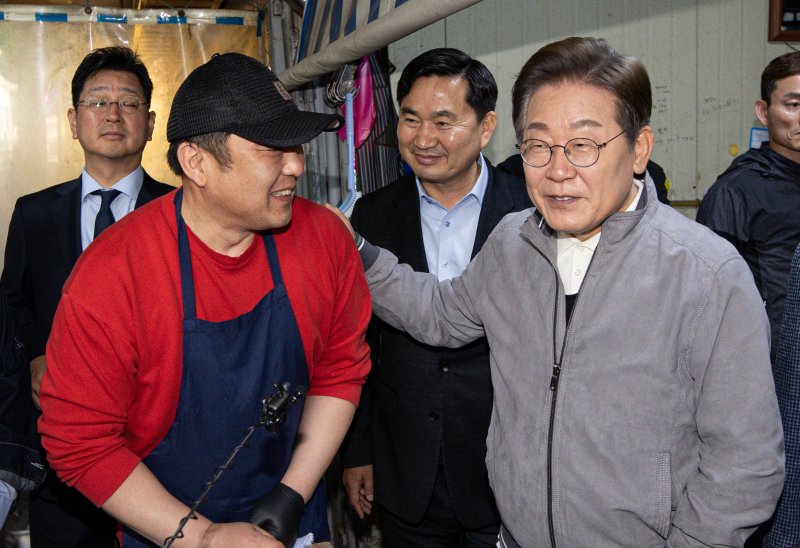 '골목골목 경청투어 : 동해안벨트편'에 나선 이재명 더불어민주당 대통령 후보가 3일 오전 강원 양양군 양양시장에서 한 상인과 대화를 하고 있다. 2025.5.3/뉴스1 ⓒ News1 이재명 기자