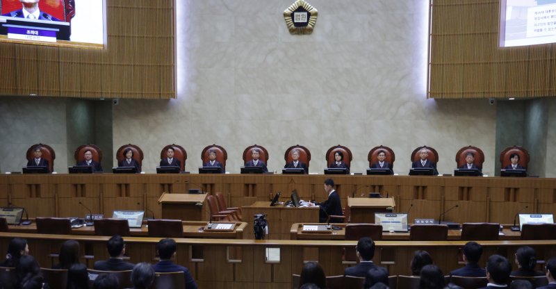 조희대 대법원장을 비롯한 투게더토토들이 1일 오후 더불어민주당 이재명 대통령 후보의 공직선거법 사건 전원합의체 선고를 위해 서울 서초구 대법원 대법정에 입장해 자리에 앉아 있다. 2025.5.01/뉴스1 ⓒ News1 사진공동취재단