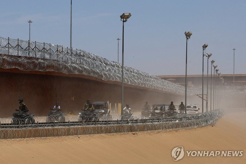 텍사스 엘패소 국경지대를 순찰하는 미국 국경수비대 (출처=연합뉴스)