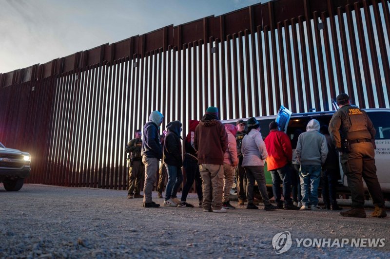 애리조나 국경에서 세관국경보호국 요원에 체포되는 밀입국자들 (출처=연합뉴스)