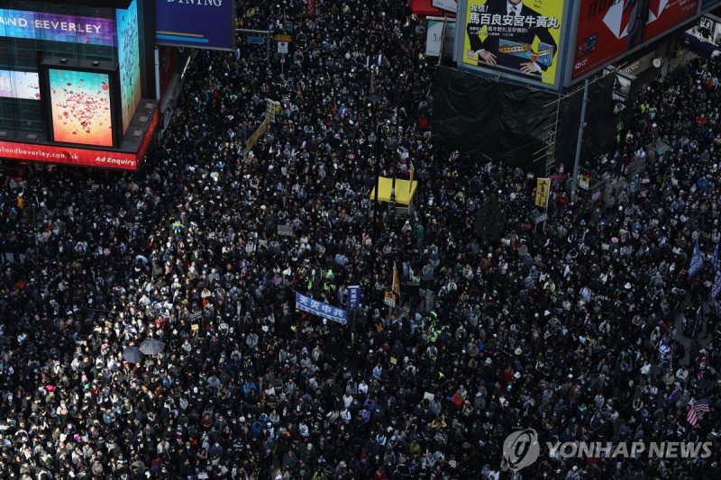 인권의 날(12월10일)을 앞둔 2019년 12월 8일 홍콩에서 열린 민주화 요구 시위 (출처=연합뉴스)