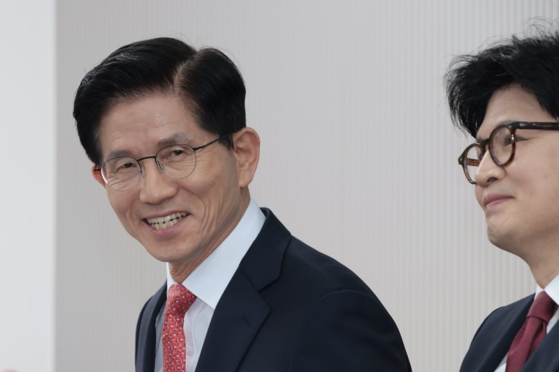 [서울=뉴시스] 국회사진기자단= 김문수 국민의힘 대선 경선 후보가 29일 오후 서울 여의도 중앙당사에서 열린 제21대 대통령후보자 선출을 위한 3차 경선 진출자 발표에서 미소를 짓고 있다.2025.04.29. photo@newsis.com