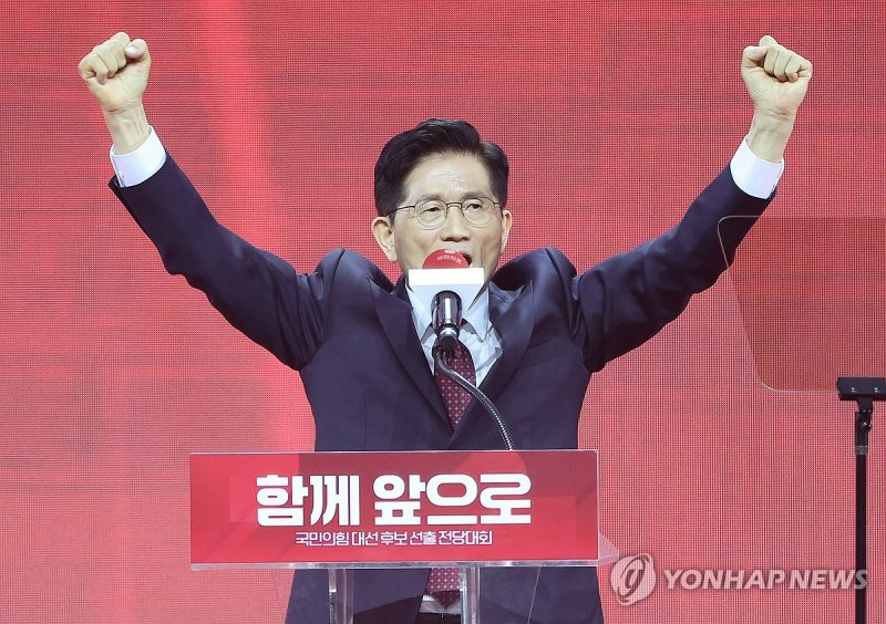 두 손 들어올리는 김문수 후보 (출처=연합뉴스)
