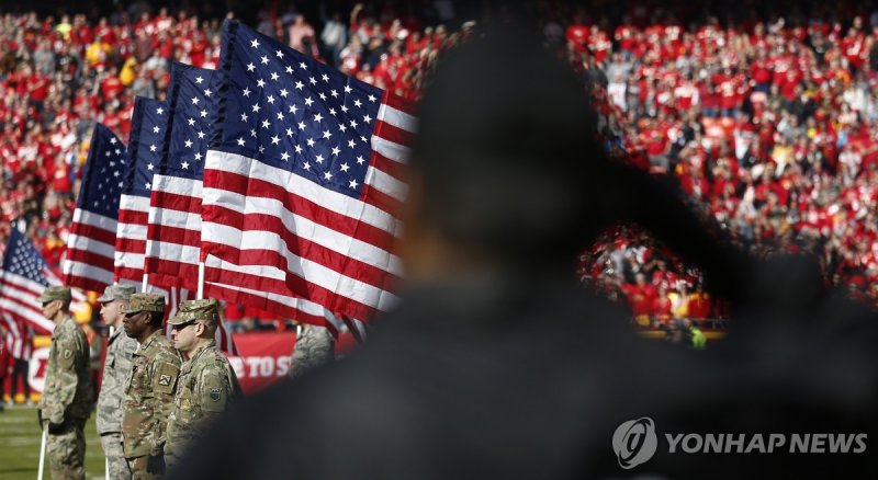 재향군인의 날 미국 프로풋볼(NFL) 경기장의 풍경 (출처=연합뉴스)