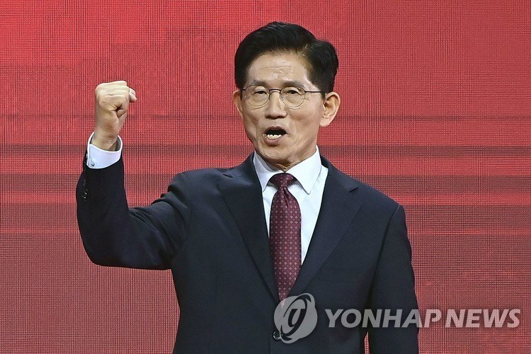 기념촬영하는 국민의힘 김문수 대선 경선 후보 (출처=연합뉴스)