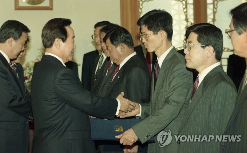 민자당 지구당위원장 임명장 수여식 (출처=연합뉴스)