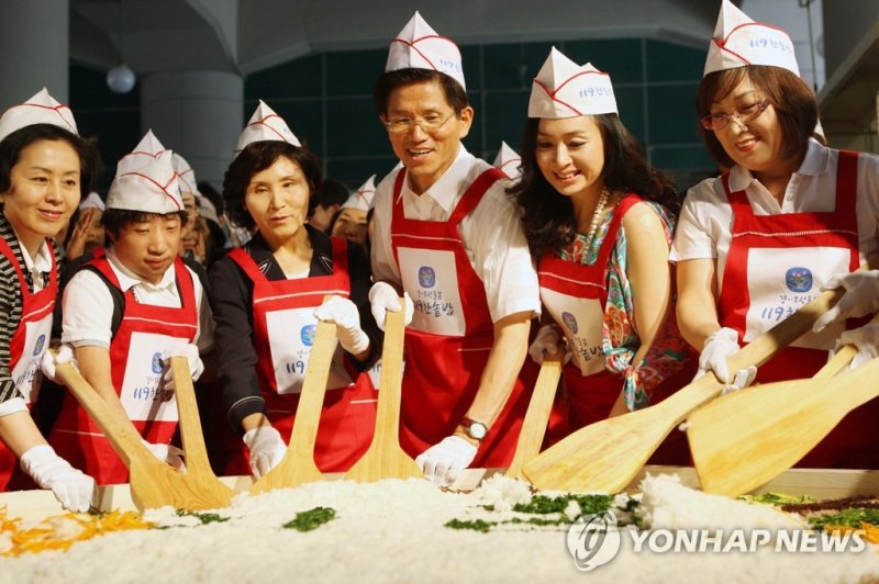 비빔밥 만드는 김문수 경기도지사 (출처=연합뉴스)