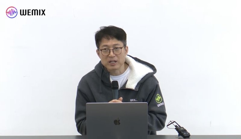 김석환 위믹스 재단 대표가 3일 경기 성남시 판교역 테크원타워에서 긴급 기자간담회를 열고 재상폐 관련 입장을 밝히고 있다.(위믹스 유튜브 채널 갈무리)2025.5.3/뉴스1