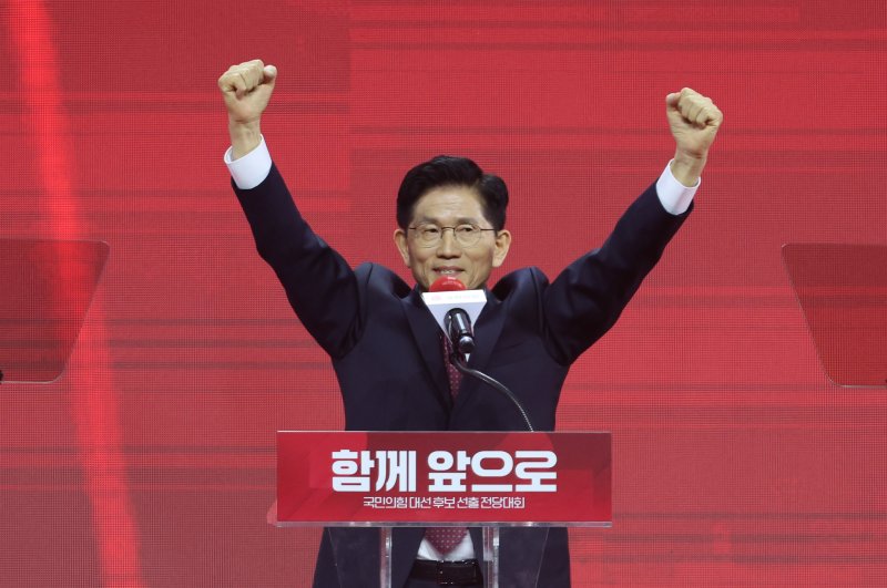 [고양=뉴시스] 고승민 기자 = 3일 경기 고양 킨텍스에서 열린 국민의힘 대선 후보 선출 전당대회에서 대선 후보로 선출된 김문수 후보가 수락연설을 하고 있다. 2025.05.03. kkssmm99@newsis.com