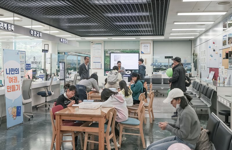 [시흥=뉴시스] 어린이들이 민원여권과에서 '나만의 여권 만들기' 체험을 하고 있다. (사진=시흥시 제공).