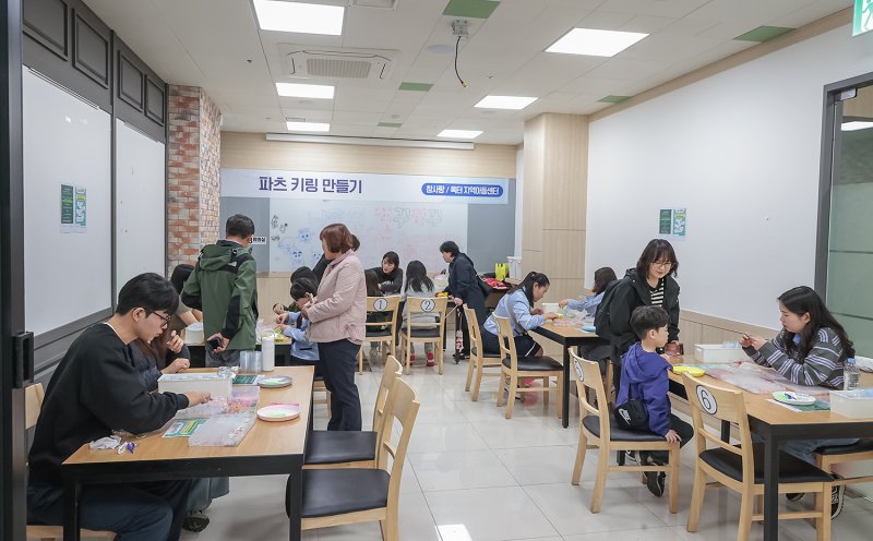 [시흥=뉴시스] 어린들이 지하1층 식당에서 열쇠 만들기 체험을 하고 있다. (사진=시흥시 제공).