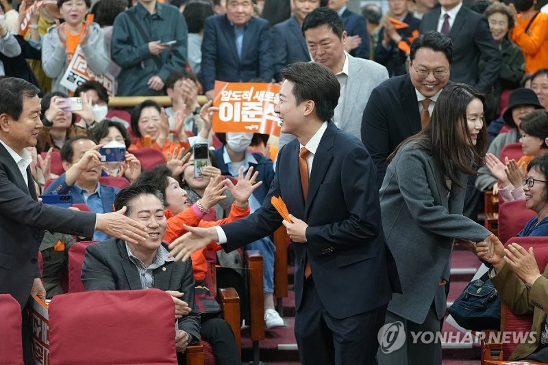 결의대회 들어서는 이준석 후보 (출처=연합뉴스)