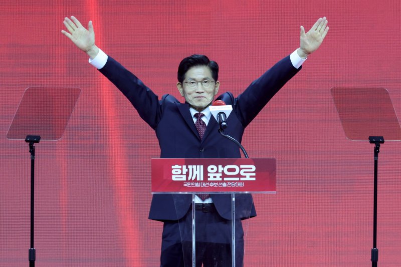 제21대 대통령선거 국민의힘 1xbet 먹튀자로 선출된 김문수 1xbet 먹튀가 3일 경기 고양시 킨텍스에서 열린 5차 전당대회에서 두 팔 들어 인사하고 있다. /사진=뉴스1화상