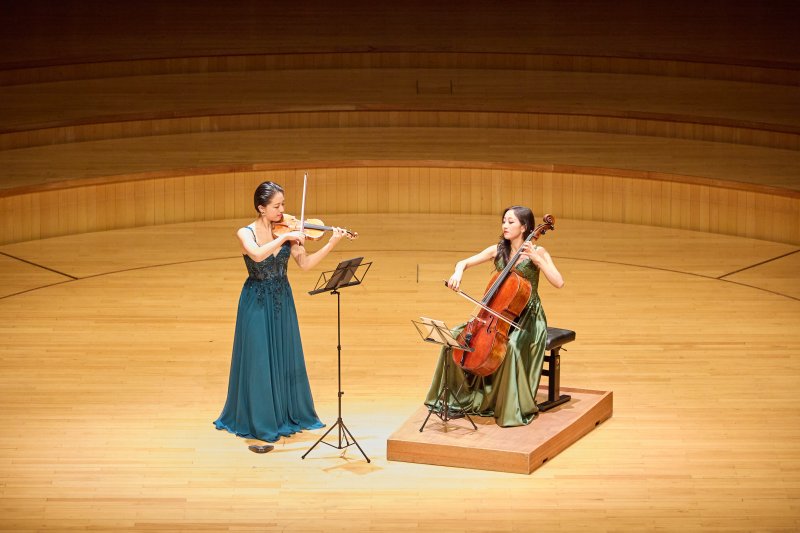 [서울=뉴시스] 지난달 30일 서울 송파구 롯데콘서트홀썬시티카지노 열린 '인 하우스 아티스트'에서 듀오 무대를 선보이는 첼리스트 최하영(오른쪽)과 바이올리니스트 최송하(사진=롯데문화재단 제공) 2025.05.03. photo@newsis.com *재판매 및 DB 금지